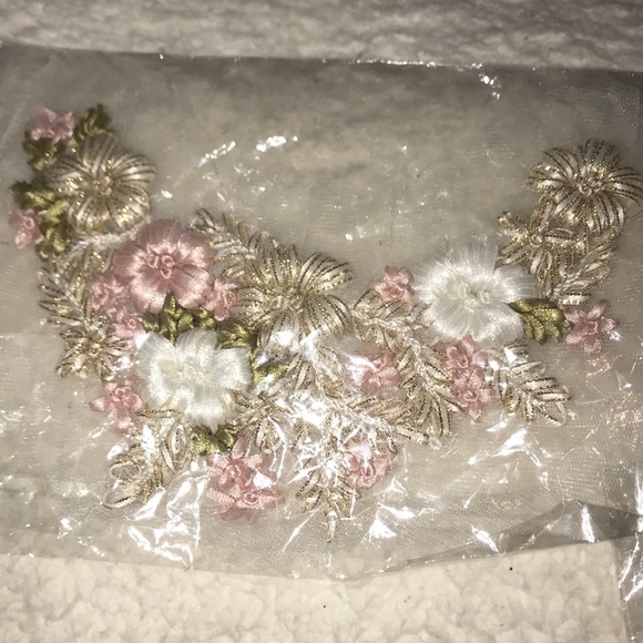 New Beautiful 3D Flower Appliqués - Picture 2 of 9